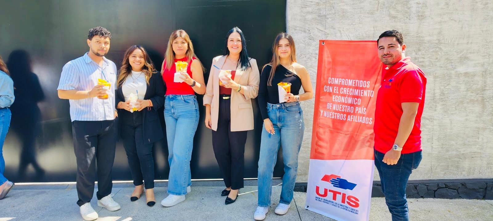 Grupo de agremiadas con su fruta