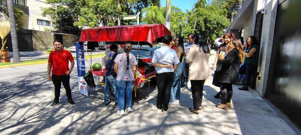 Agremiados en el puesto de fruta