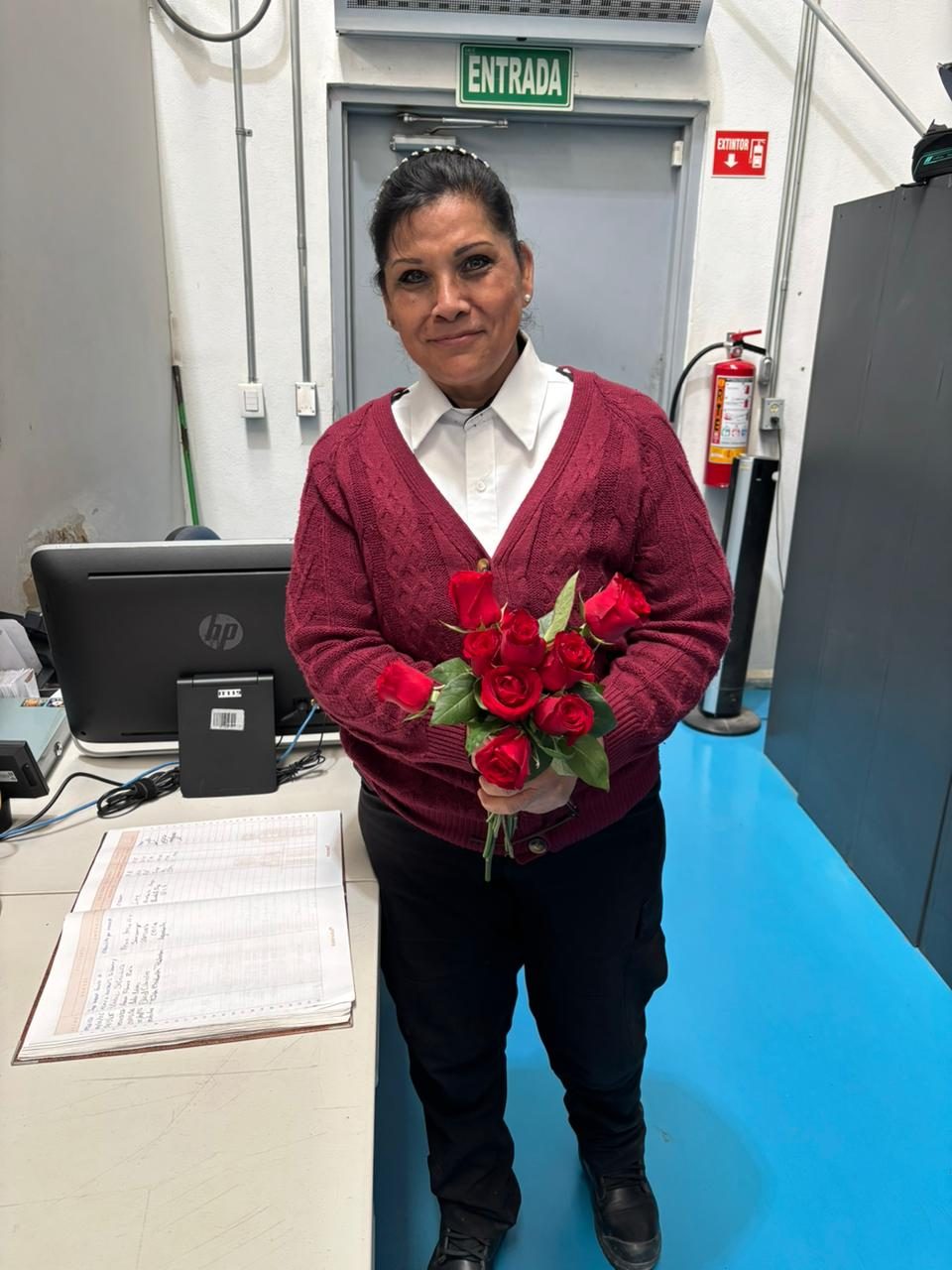 Agremiada con su ramo de rosas
