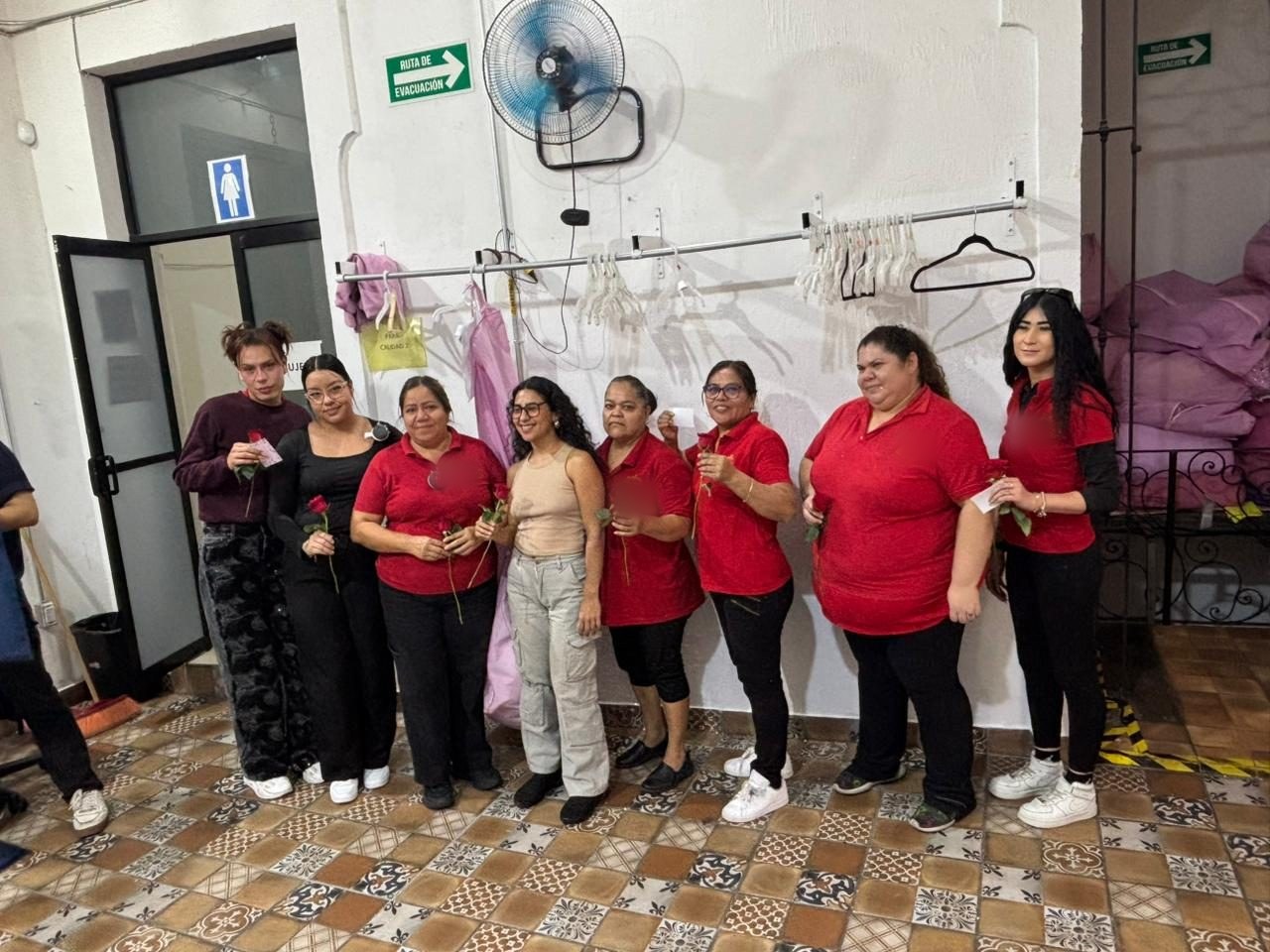 Agremiadas de UTIS con una rosa por el Día Internacional de la Mujer