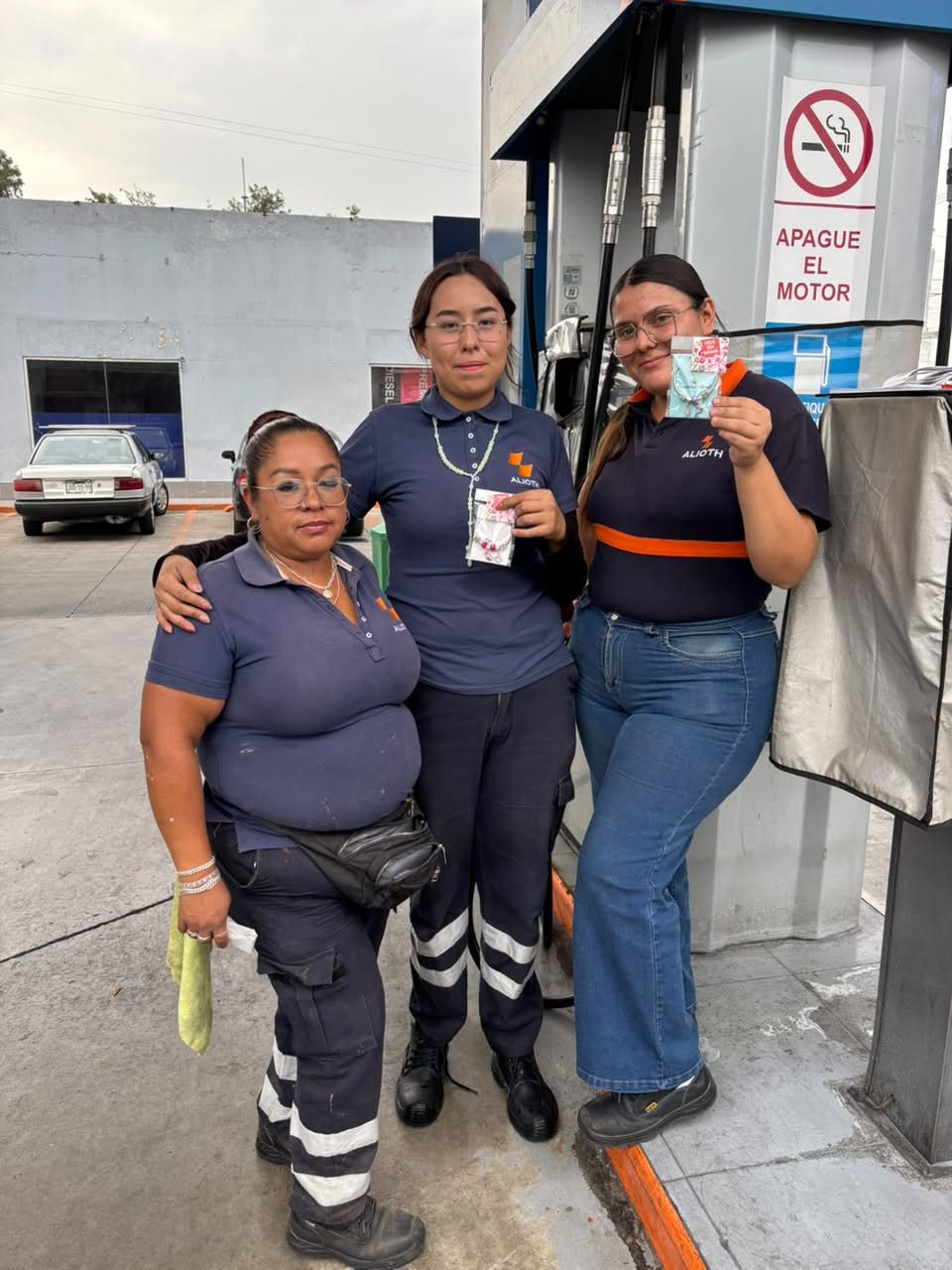 Agremiadas con uniforme en su centro de trabajo