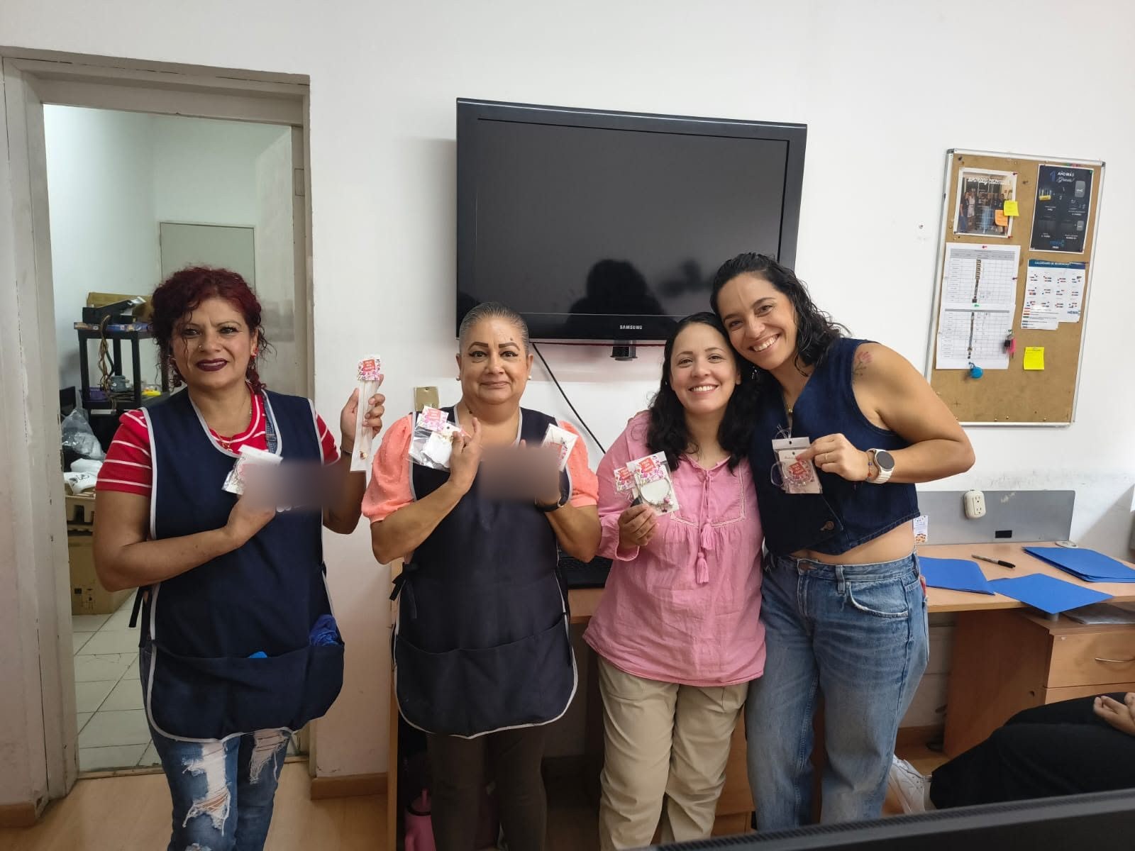 Agremiadas en oficina con su detalle