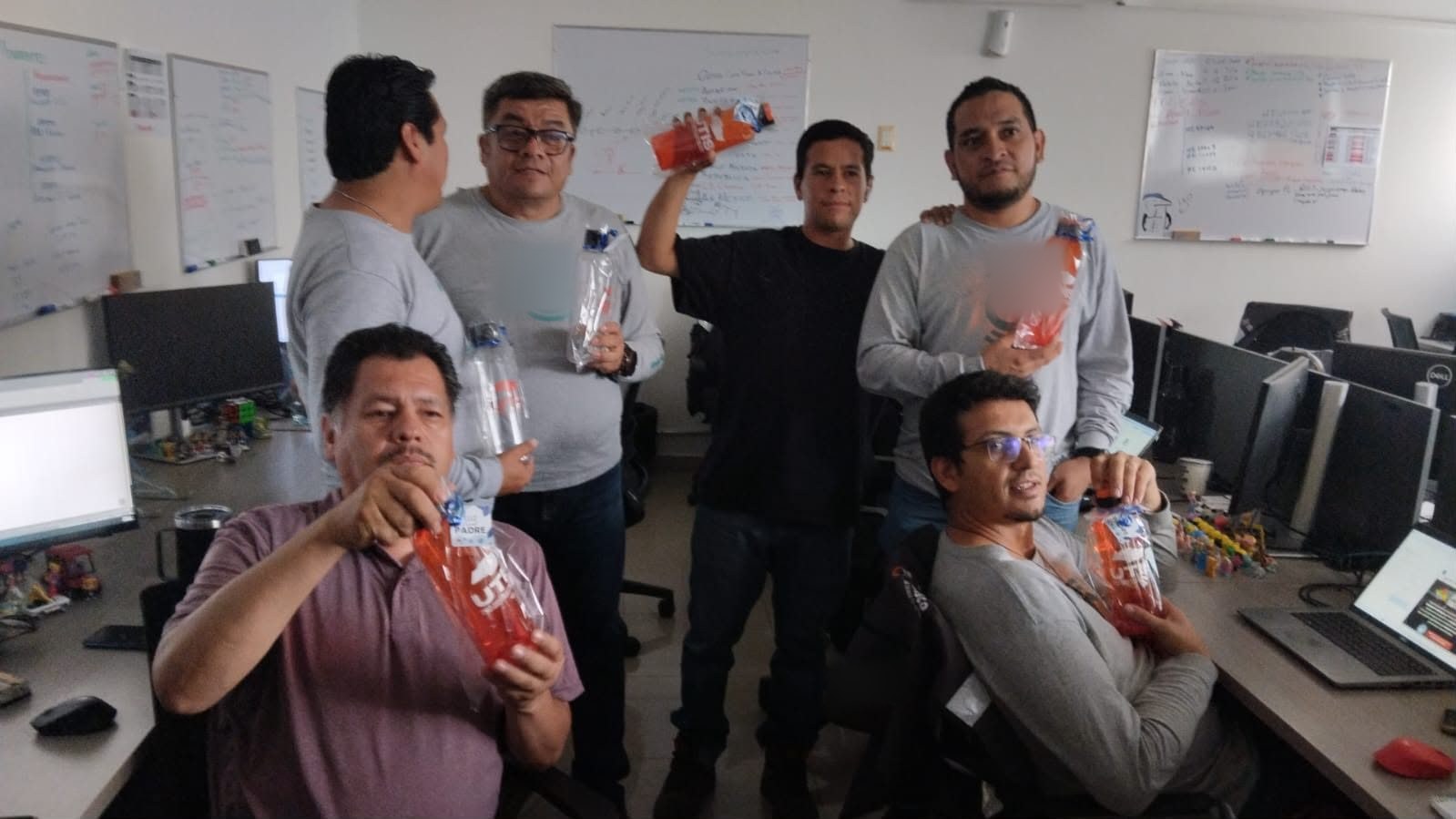 Grupo de agremiados en oficina con su detalle