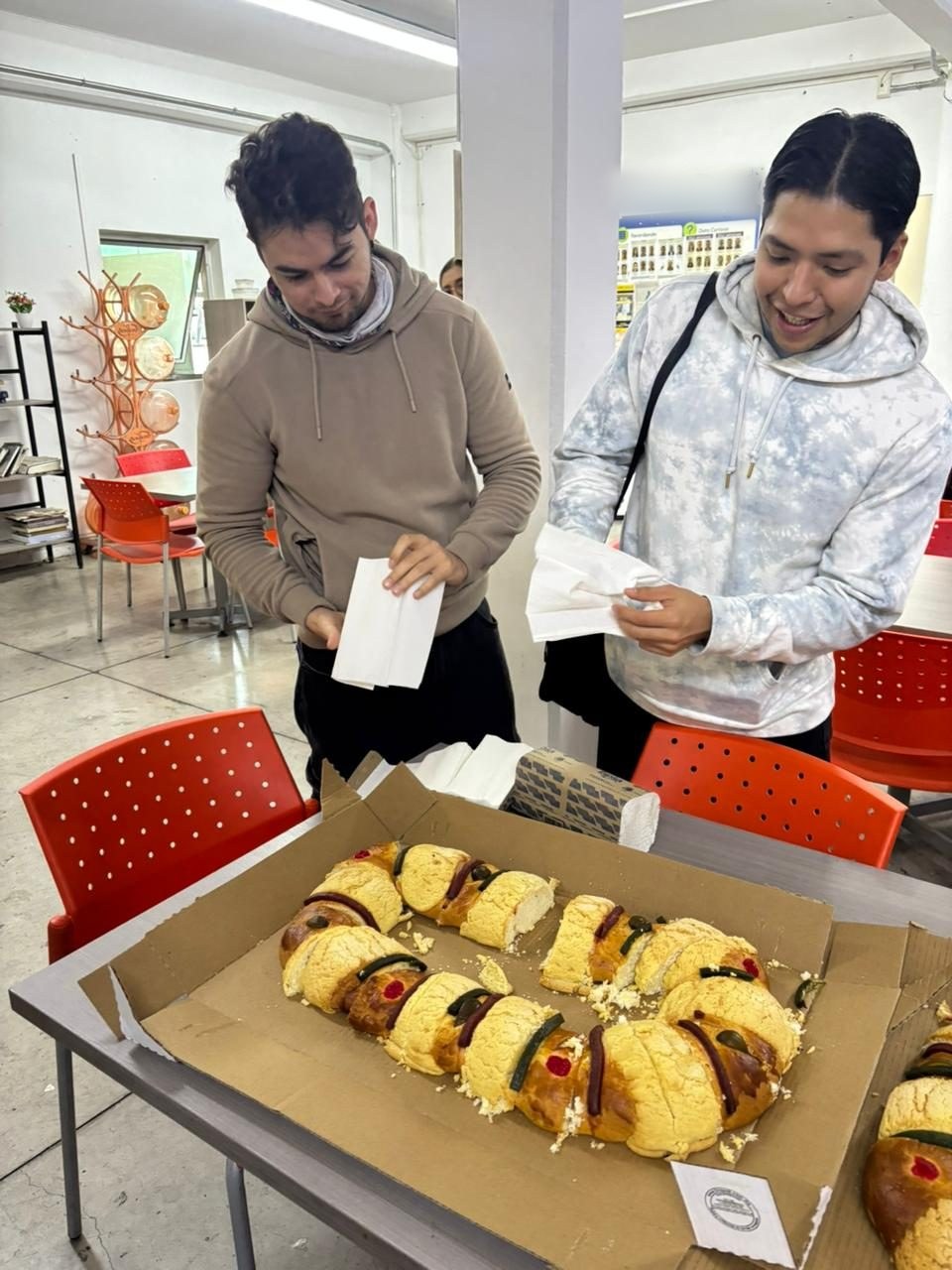 Agremiados tomando su rebanada de rosca