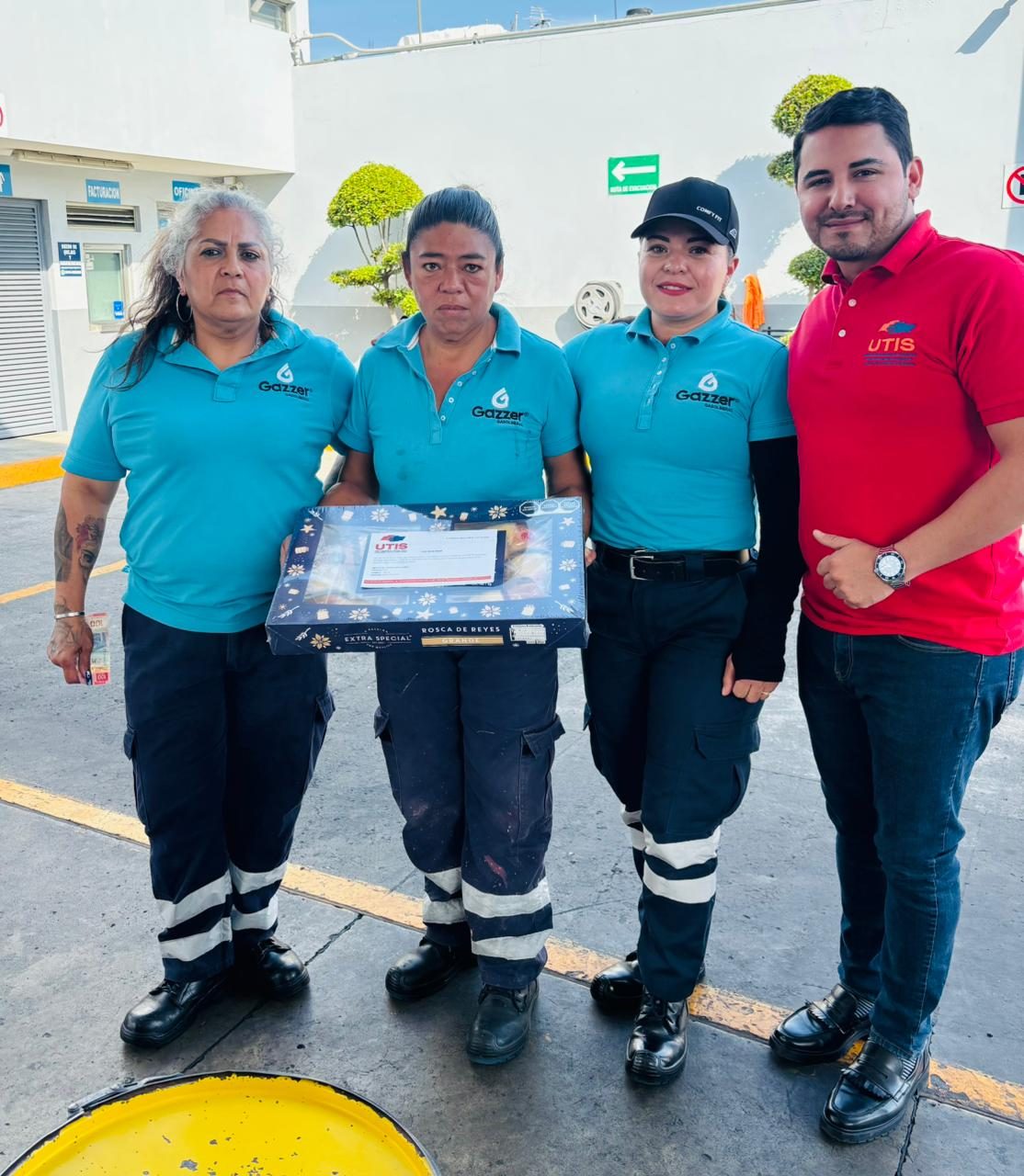 Agremiadas de UTIS con uniforme de trabajo junto a un representante del sindicato